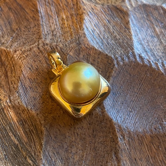 South Sea Goldenpearls - Picture 1 of 2